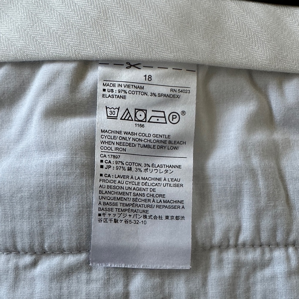 Banana Republic Women's Gray and White Seersucker Pinstriped Shorts. Size 18. - Picture 6 of 7